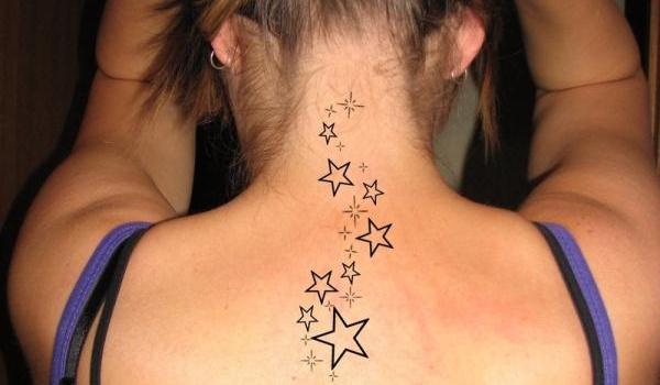 Hviezdne tetovanie na krku