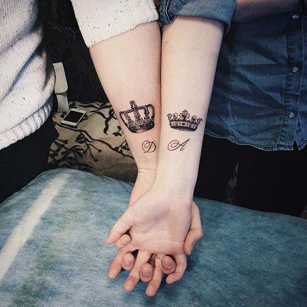 Tetovanie kráľa a kráľovnej s iniciálami