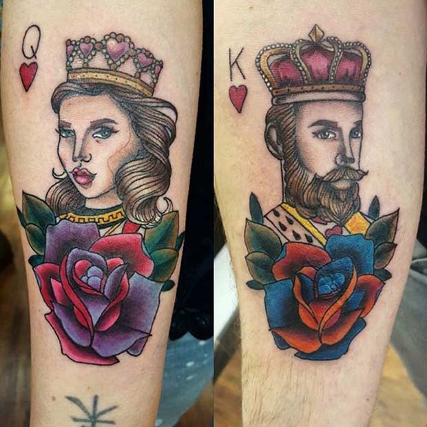 Pisane tetovaže s kartami King and Queen za pare