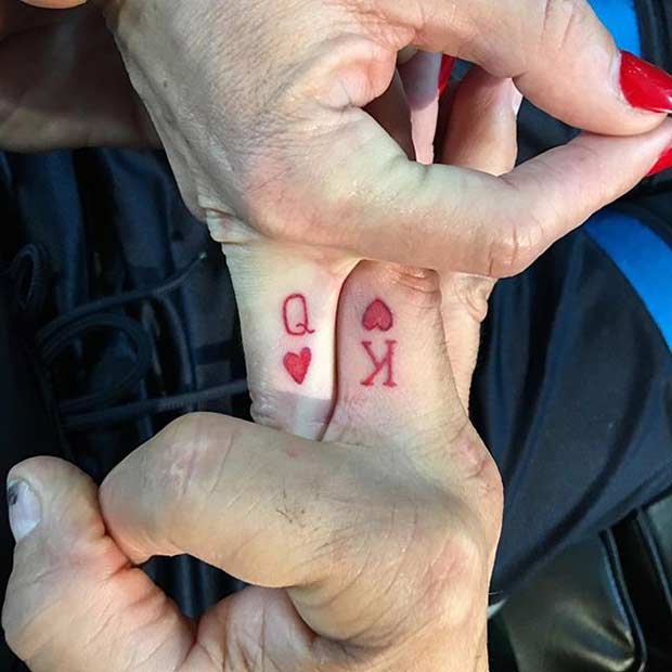 Tatuaje cu degetele regelui și reginei roșii