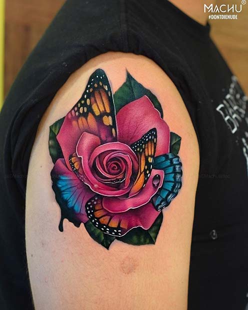 Unikátny dizajn ružového tetovania s krídlami motýľov