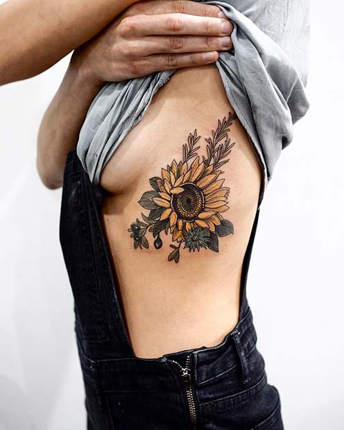 Krásne tetovanie na slnečnicových rebrách