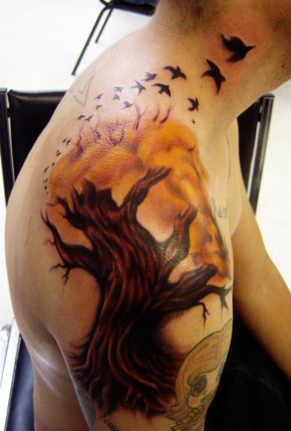 Tetovanie na strome s vtákmi