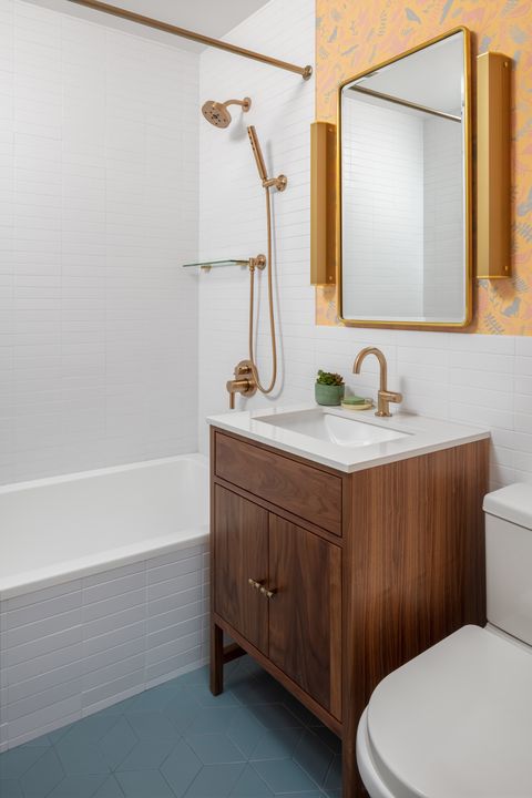 kúpeľňa, biela dlažba metra, modrá dlažba, drevené skrinky, biele umývadlo, medený faucet