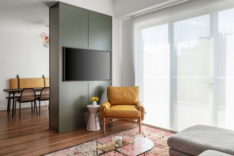 obývačka, zelená stena, opálená stolička