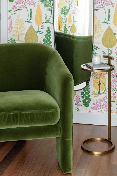 zelená stolička, zlatý odkladací stolík