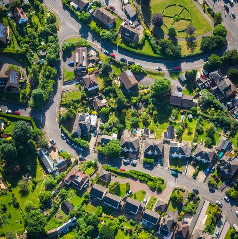 zračna fotografija poletnih predmestij družinskih hiš zelenih vrtov