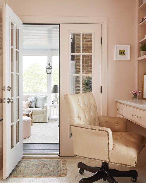 domáca kancelária, ružovo namaľované steny, kancelárska stolička s kolieskami, mramorová doska