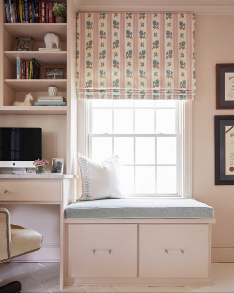 domáca kancelária, ružovo namaľované steny, ružový úložný priestor, modrý okenný sedák