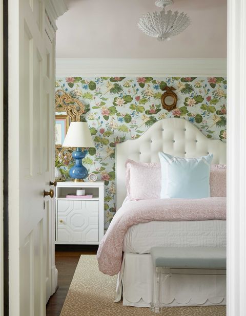 spálňa, ružová a biela bielizeň, biely nočný stolík, kvetinové tapety