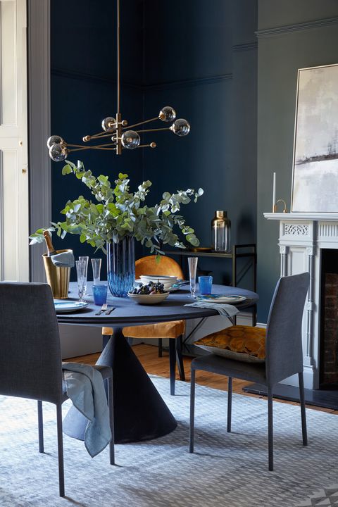 jedilnica okrogla jedilna miza, modra vaza sredi namizno bogate palete za razkošen videz, uporabite isti odtenek na stenah in pohištvu naglasni stol iz žametnih in poliranih medeninastih dodatkov, ki dodajo plasti zanimanja tej elegantni shemi stene iz žametno modre elitne emulzije, £ 4625l, miza iz gline Zoffany, 5.845 funtov desalto bronte stoli iz indigo žameta, 399 funtov za dva all heal's manipur oker blazina, 75 funtov, oblikovalski ceh moritz stol v jantarju, 299 funtov, john lewis partners lena medenina hladilnik za šampanjec, 72 funtov elsa kozarci za šampanjec na žlebovih, 32 funtov za dva kozarca z žerjavicami v globoki modri barvi, po 11 funtov, by memento, vaza z valovitimi stolpci conran shop, 69 funtov, skodelice za zdravilno kelpo, po 38 funtov, s prtički iz brickett davda iz skrilavca, £ 1250 vsaka vsa jedilnica Conran shop Constantine Bay, 14 funtov vsak, avtor Rick Stein na edinstveni enoti jenny solatni krožniki, 28 funtov vsak, 1882 lt mat zlato, 16 kosov pribora za jedi, 75 funtov abstraktno platneno okvirje, 195 funtov oba cox cox viseča svetilka, 180 €, debenhams katiya platinu m preproga, 1.195 funtov, ceh oblikovalcev