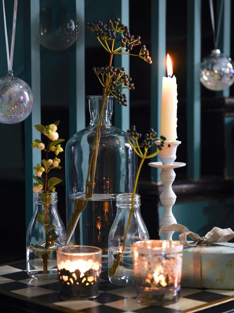 najkrajšie vianočné schémy tejto sezóny premenia váš domov na štýlovo sa lesknúce bobule na uvítanie a sviečky zoskupené v držiakoch v rôznych výškach vytvoria atraktívne aranžmán