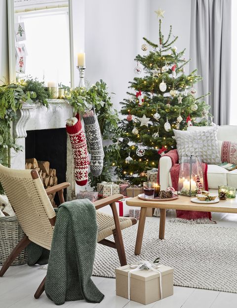 okrašena dnevna soba z nogavicami in božično drevo