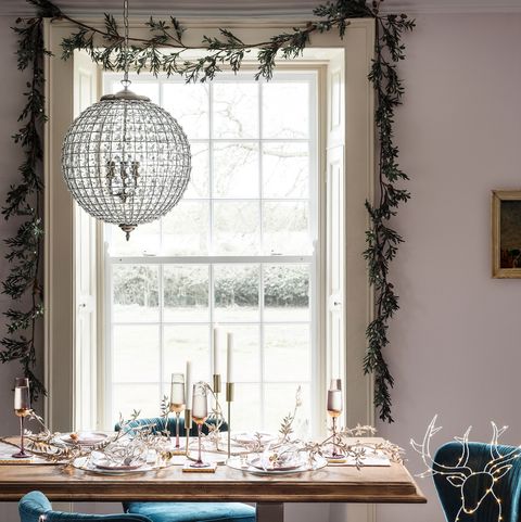 vianočné dekorácie okien a stolov
