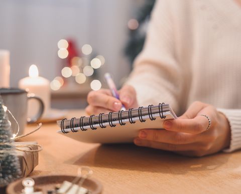 ciele plány, ktoré treba urobiť a zoznam prianí pre nový rok vianočný koncept písanie do zápisníka žena ruka držiaca pero doma na poznámkovom bloku doma na zimné prázdniny