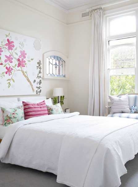 bijela spavaća soba sa slikom