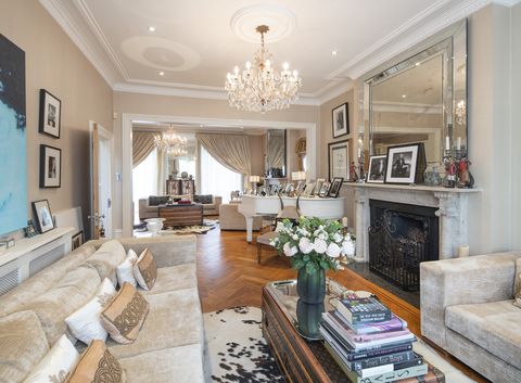 družinska hiša v Londonu, vredna 1195 milijonov funtov, Lesley Clarke, soustanoviteljice generalnega direktorja Nicky Clarke po vsem svetu, je naprodaj