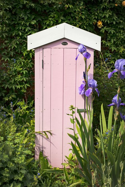 záhradná farba, úzka záhradná kôlňa natretá čedarovou ružovou farbou na drevo