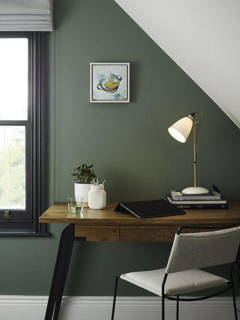 domača pisarna z zelenimi stenami, originalna namizna svetilka btc hector 30