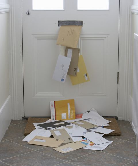 pošta padajúca z poštovej schránky na rohožku