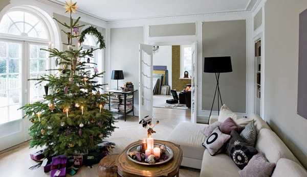 interijer božićne dnevne sobe s božićnim drvcem