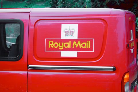 derby, spojené kráľovstvo júl, 22. 2011 poštové doručovacie auto kráľovskej pošty s logom a korunou v derby, Anglicko zastavujúce na semafore je národná poštová služba spojeného kráľa kráľovská pošta bola založená v roku 1516