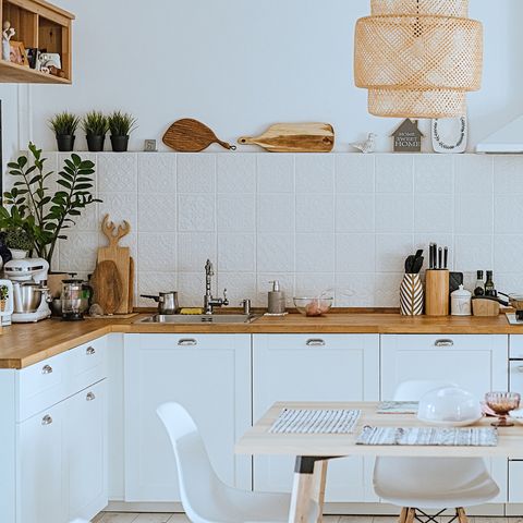 interior scandinav confortabil bucătărie modernă confortabilă cu o zonă de luat masa, interior alb modern