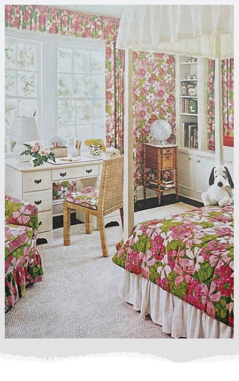 dekliška soba s snoopyjem na postelji in povsod cvetličnim potiskom