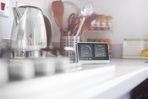 pametni števec v kuhinji doma, ki prikazuje trenutne stroške energije za dnevno zasnovo na mojem zaslonu, poglejte objavo nepremičnine