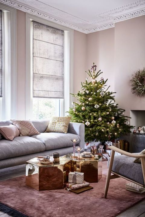 slog navdih zvezdni, zvezdni nočni roza, sivi, les in polirana kovina ideje za okrasitev božične sobe