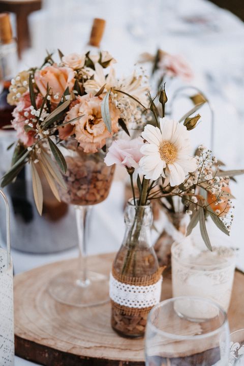čudovita dekoracija boho poročne cvetlične mize na lesu in v Majorci selektivno ostrenje