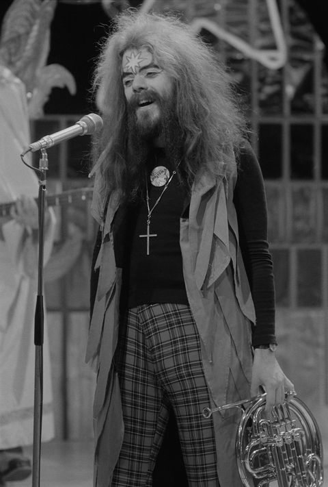 kantavtor in glasbenik roy wood z angleško pop skupino wizzard na božični izdaji bbc tv glasbene oddaje 'top of the pops', oddaja 25. december 1973 fotografija michael putlandgetty images