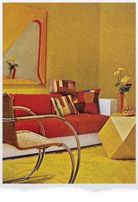 rumena dnevna soba z rdečim kavčem